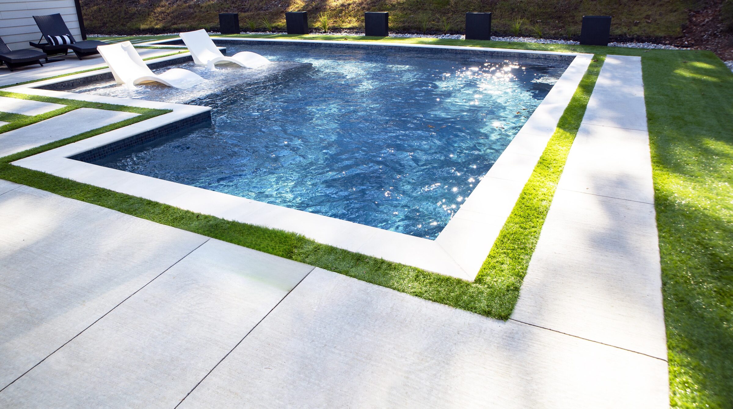 Mosaic tile and white limestone deck detail