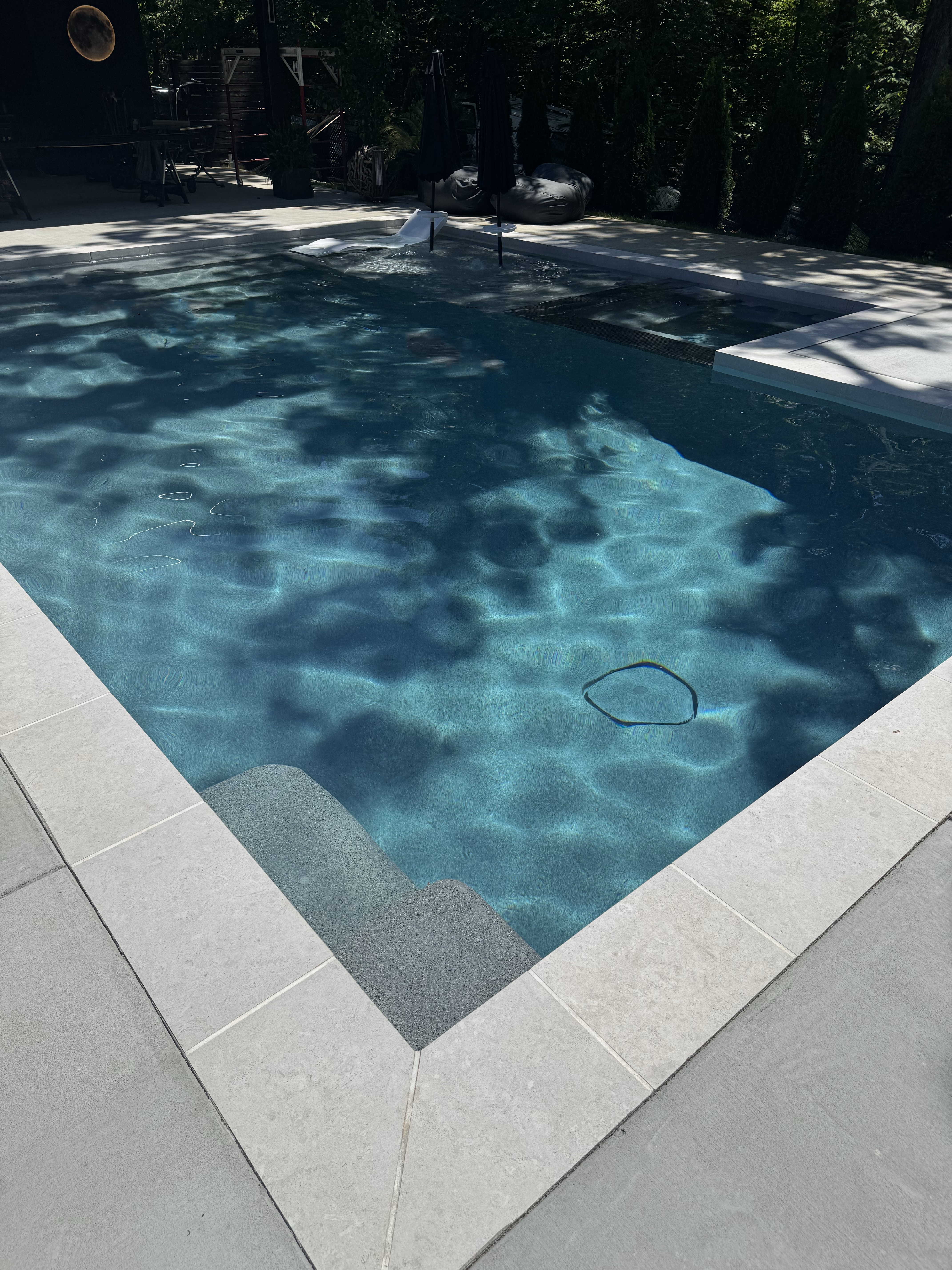 Straight-line pool edge with wide entry steps